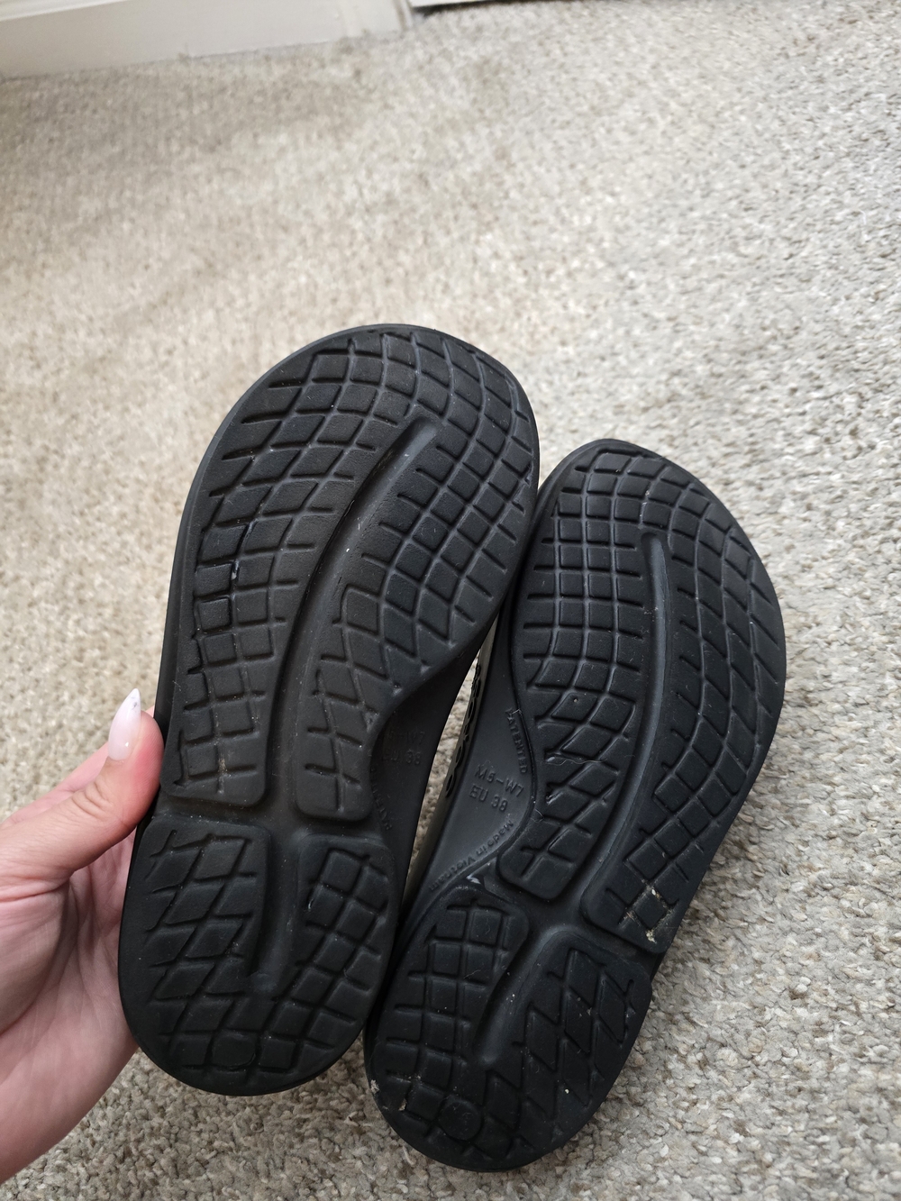 OOFOS Black Recovery Slide Sandals Size 7 - Picture 6 of 6